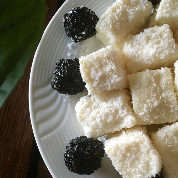 id="28828">牛奶 /a>,椰浆,玉米淀粉为主料,白糖,椰蓉为辅料的糕点