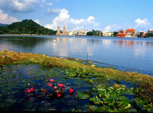  p>莲花潭位于台湾高雄市半屏山之南,龟山之北,是高雄市左营区区内最