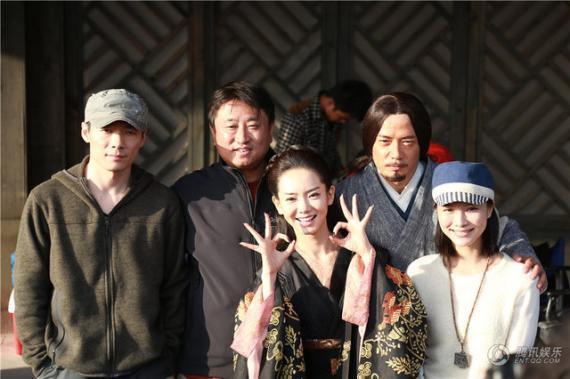 左起：祖峰、导演刘涓、戚薇、段奕宏、徐麒雯合照