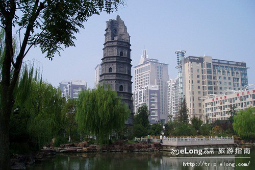  p>兴国寺塔,又名菩萨塔,位于山东省聊城市高唐县城北十七千米的梁村