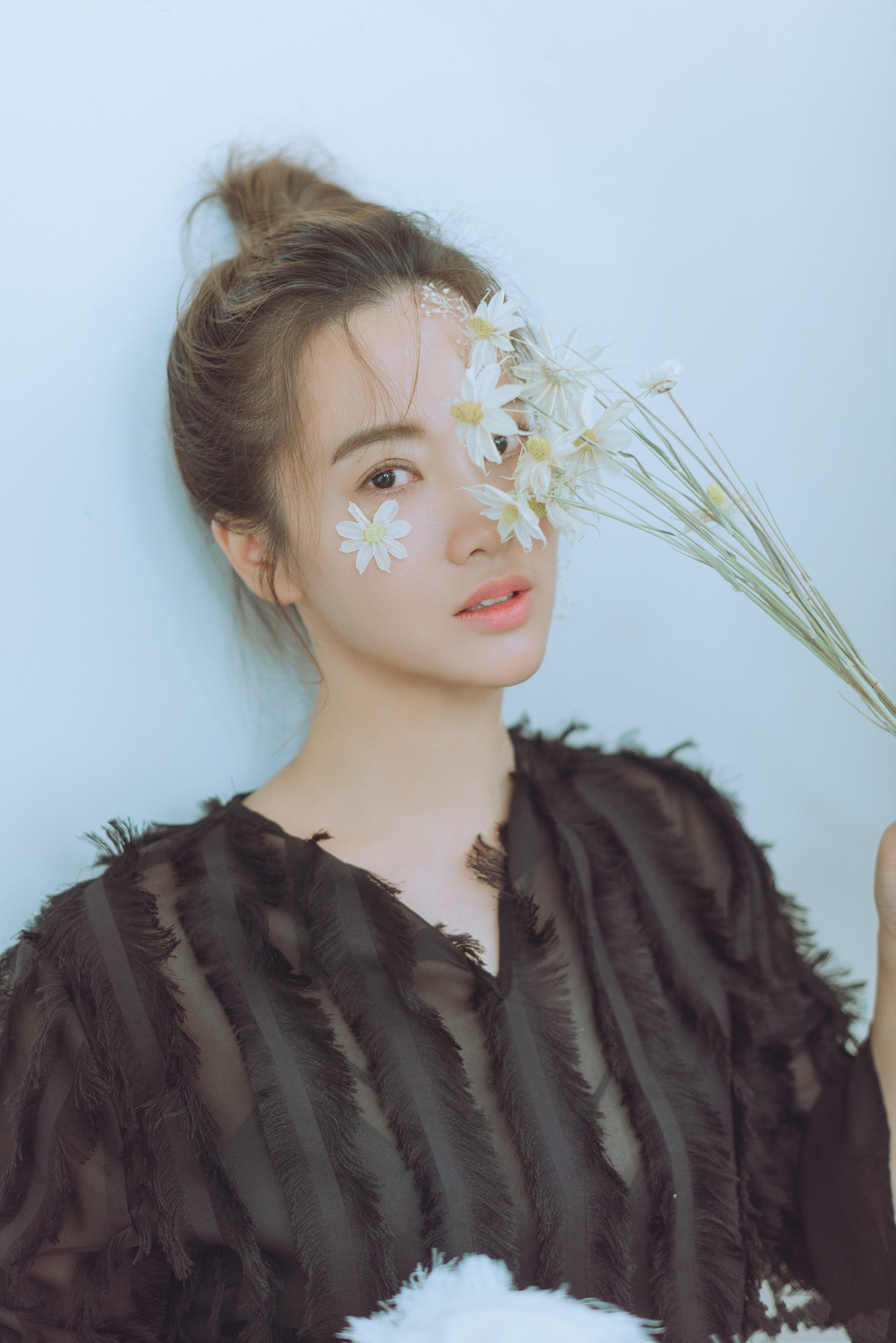  p>刘珈彤,1987年8月21日出生于重庆,毕业于重庆大学美视电影学院表演