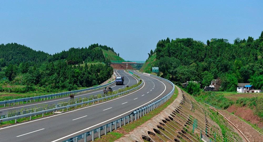 data-lemmaid="15626925">四川省 /a>高速公路网规划5横中的一条,位于