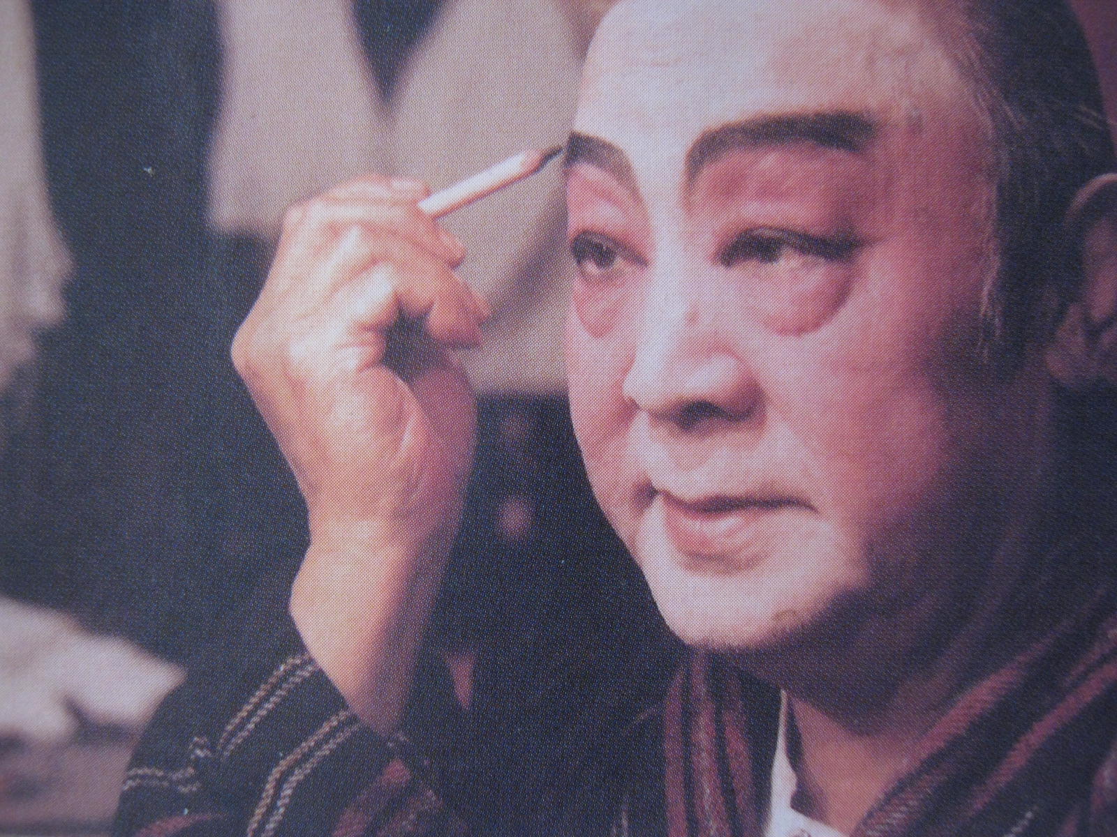 十七岁开始踏台板的梁醒波,在粤剧界挣得了"丑生王"的称号.