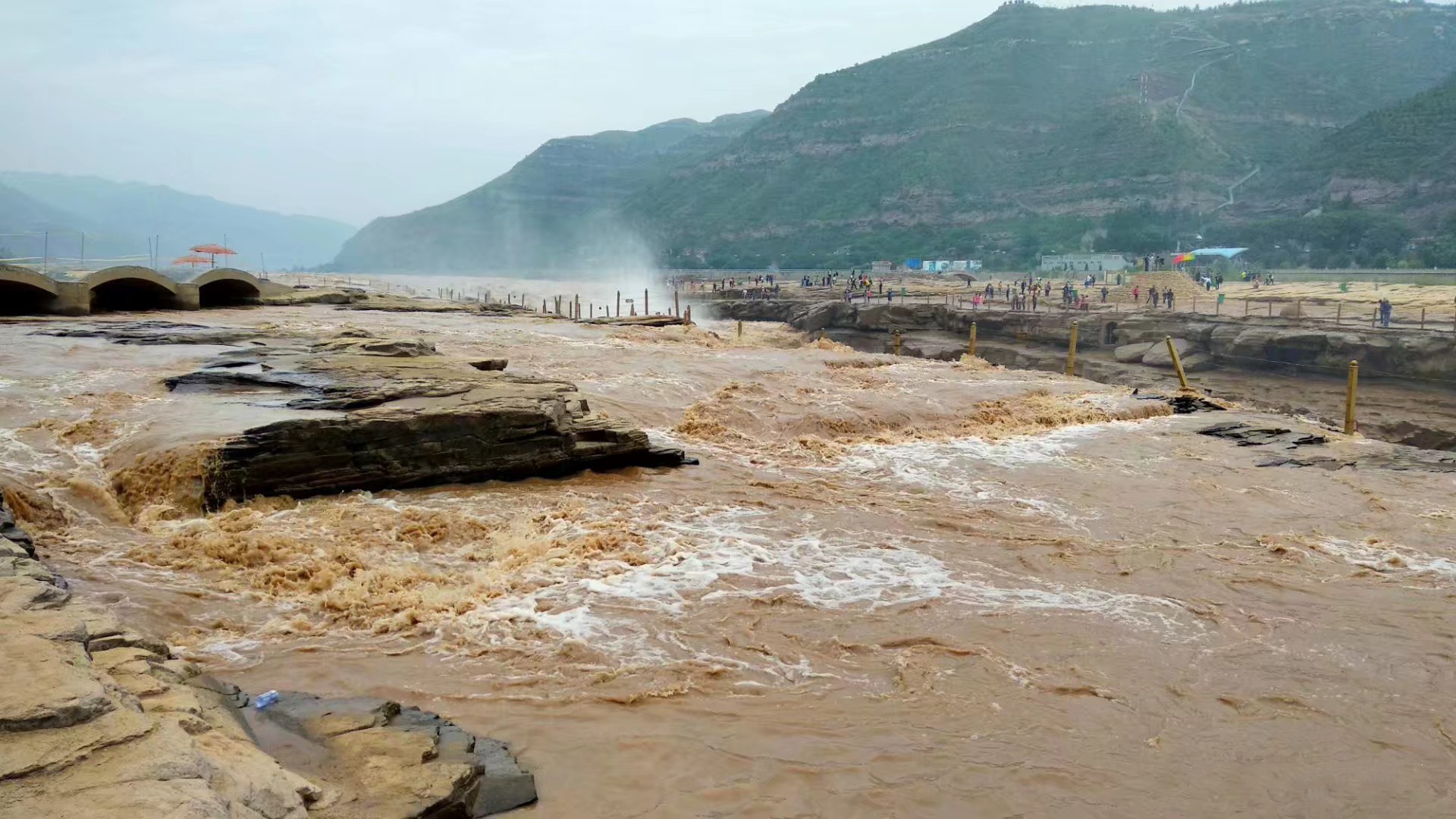  p>山西临汾壶口瀑布是黄河上唯一的黄色大瀑布,也是中国的第二大瀑布