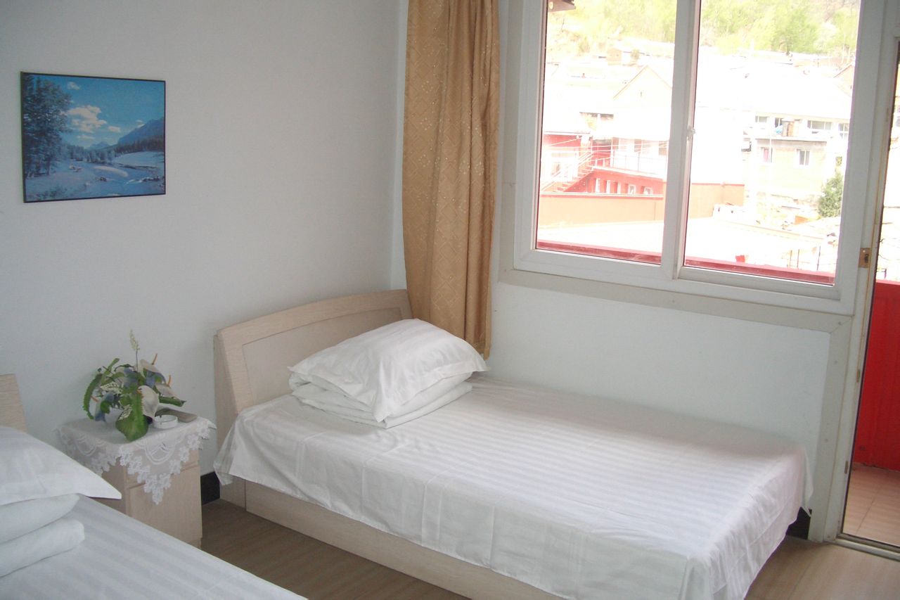 是离雾灵山最大最近的一家大型农家院,也是上雾灵山北门的必经之路