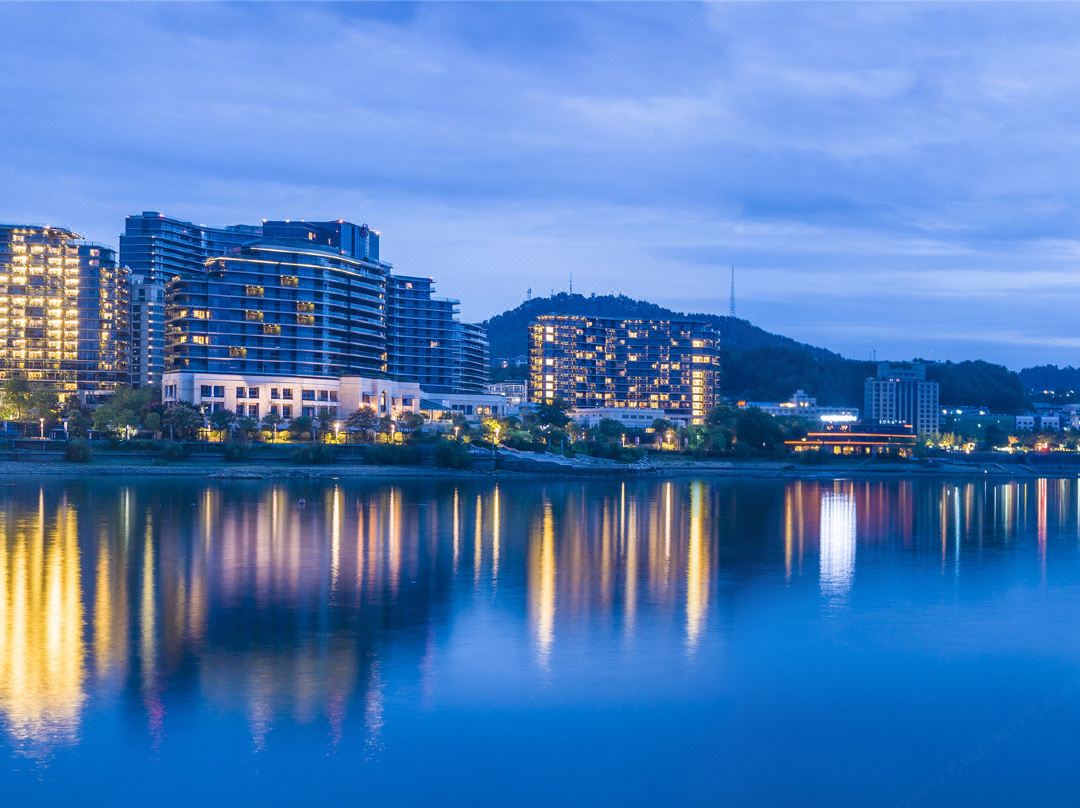  p>千岛湖绿城度假酒店位于淳安千岛湖镇东北部,面揽主湖区,背依主