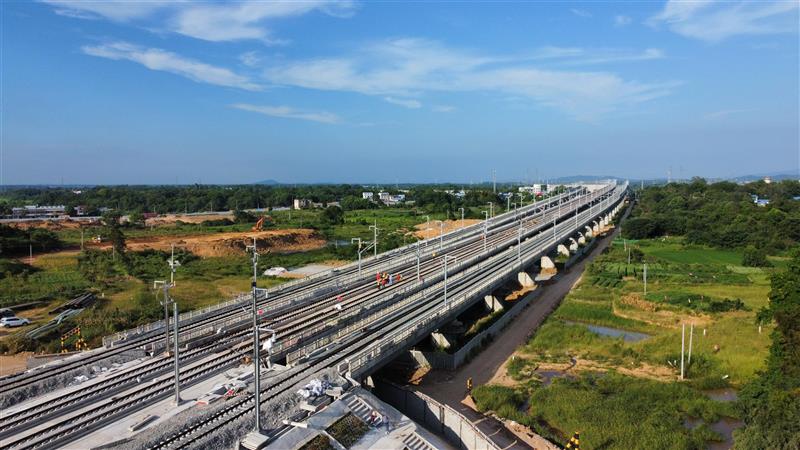  p>安九高速铁路(anqing-jiujiang high-speed railway),即 a target=