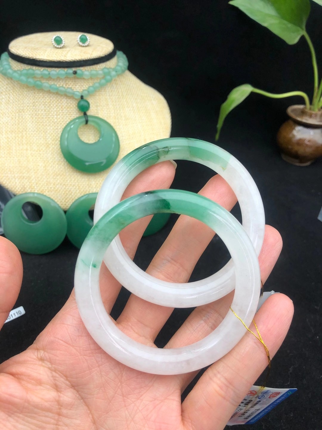  p data-id="gnvfqpiqh9">独龙玉,是产自云南 