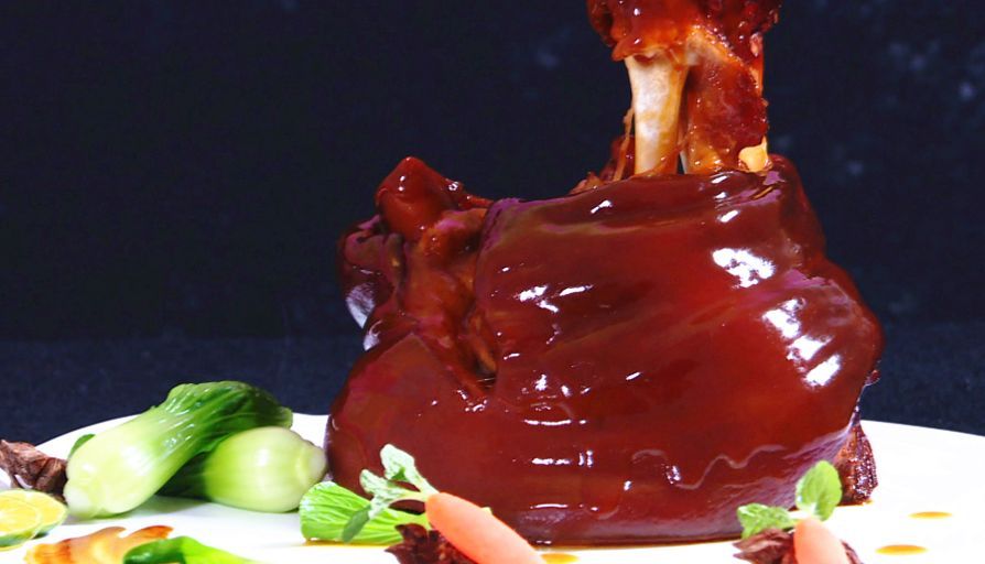  p>红烧圆蹄是一道美食,主要食材是猪圆蹄. /p>