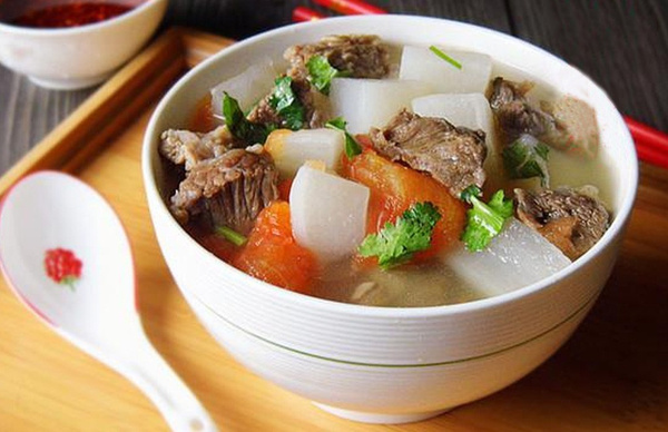  p>清炖牛肉萝卜汤是由牛肉,萝卜等主要材料做成的一道菜品. /p>