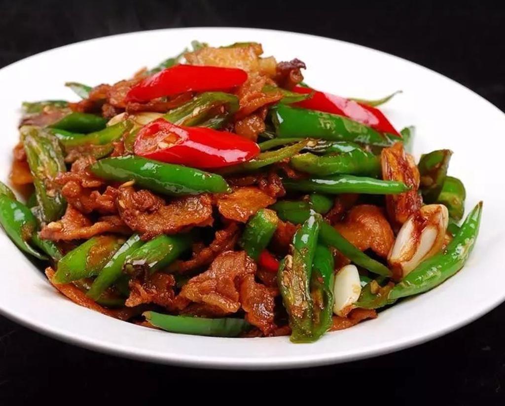  p>尖椒炒肉是用五花肉,青辣椒制作的一道家常菜,开胃爽口.