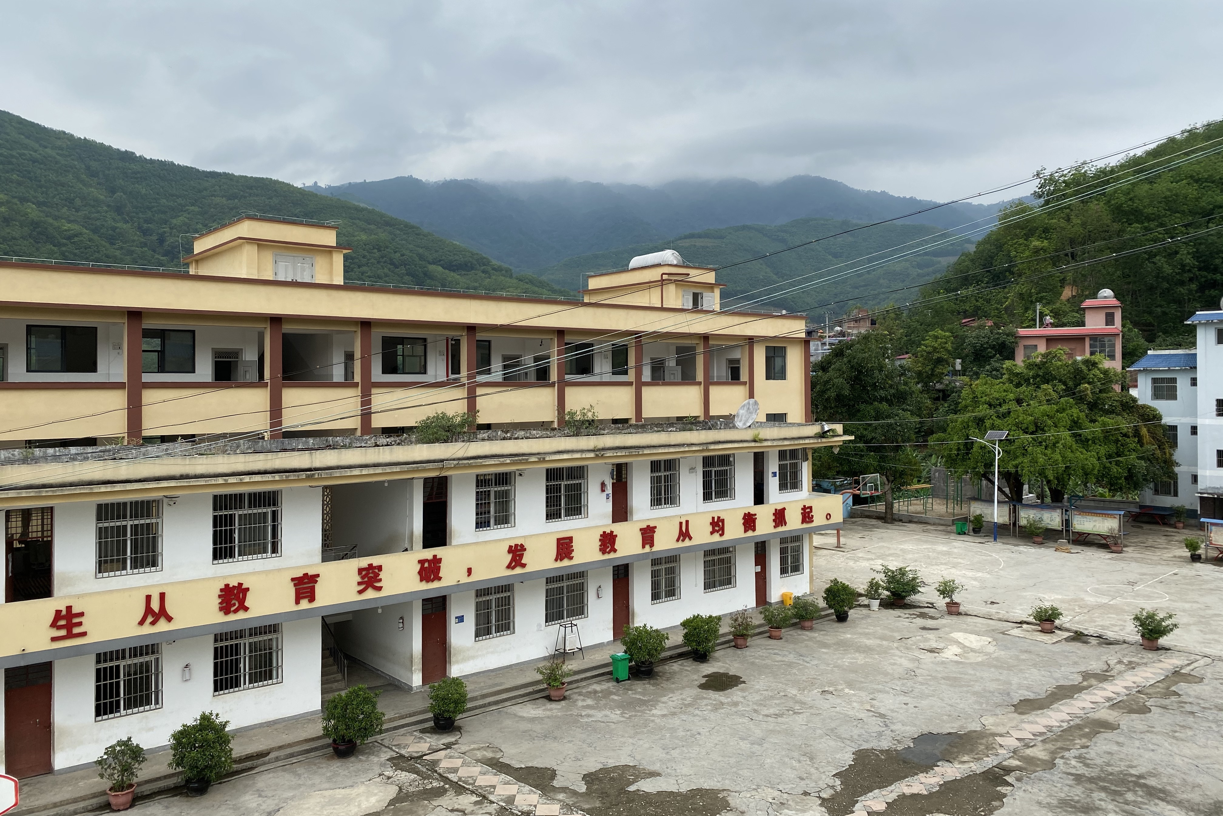  p>勐拉镇荞菜坪小学,隶属于云南省红河州金平县勐拉镇中心小学,原名"