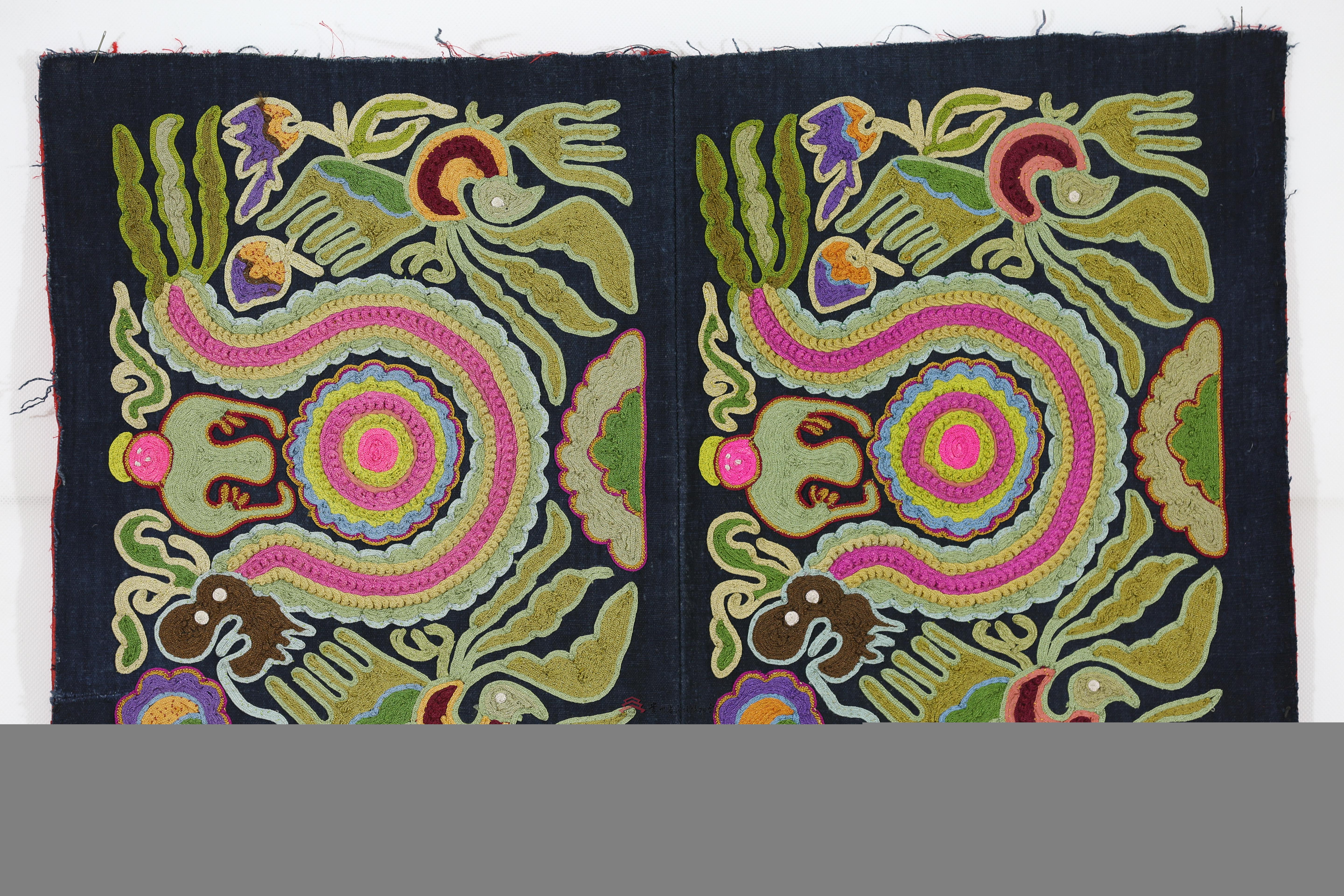 辫绣绣片是一件由贵州省民族博物馆通过征集而来的民族历史和文化藏品