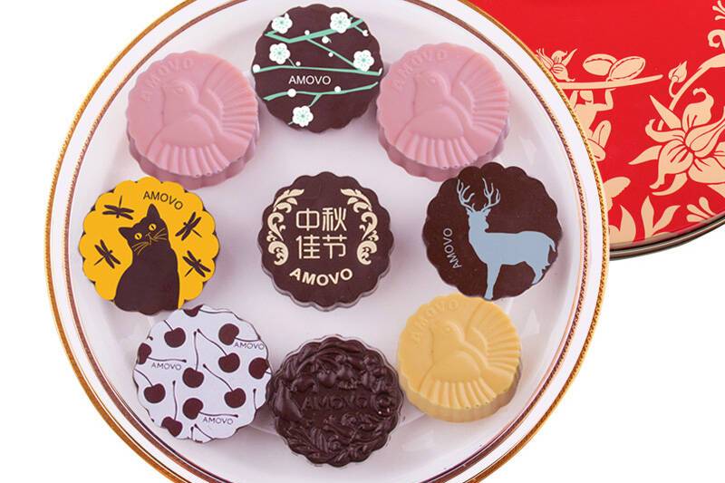 是以巧克力做外皮,以糖,果酱,奶酪等西式馅料为填充而制成的新式月饼