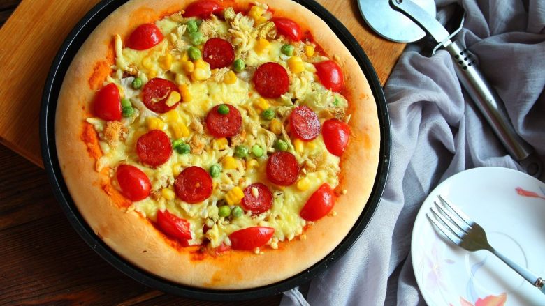  p>香肠玉米披萨是一道面点,主料是面粉,配料是鸡蛋等,调料是食用盐