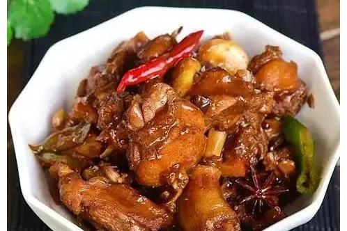  p>鸭腿煮花生米是一道美食,主要制作材料有咸鸭腿,花生等. /p>