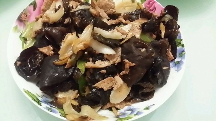 大葱木耳炒肉