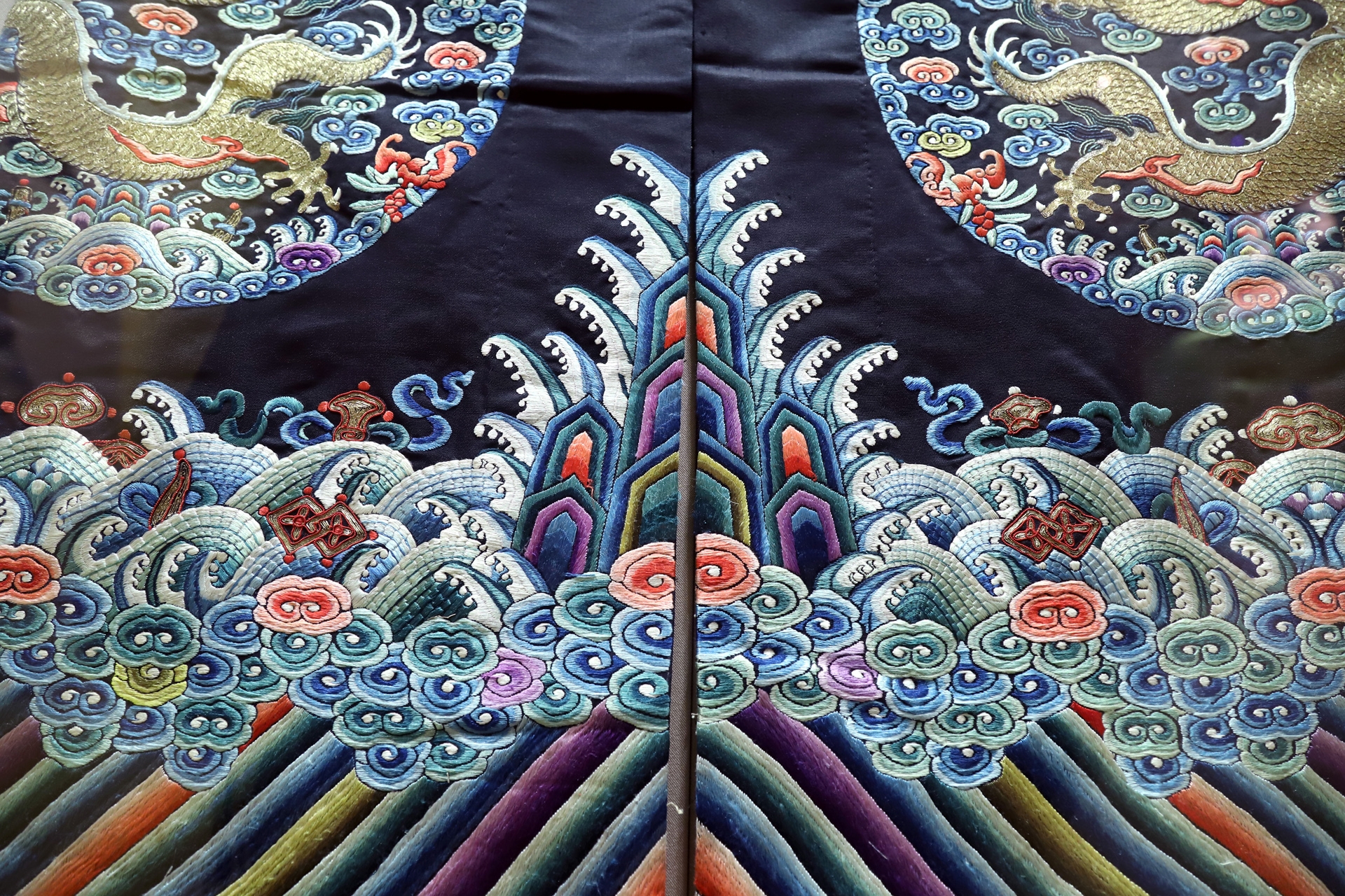  p>海水江崖纹是中国的一种传统纹样(图案),俗称"江牙海水""海水江牙"