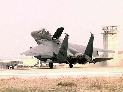  p>减速板(speed brake),又称阻力板,飞机上用于增加阻力以减低飞行