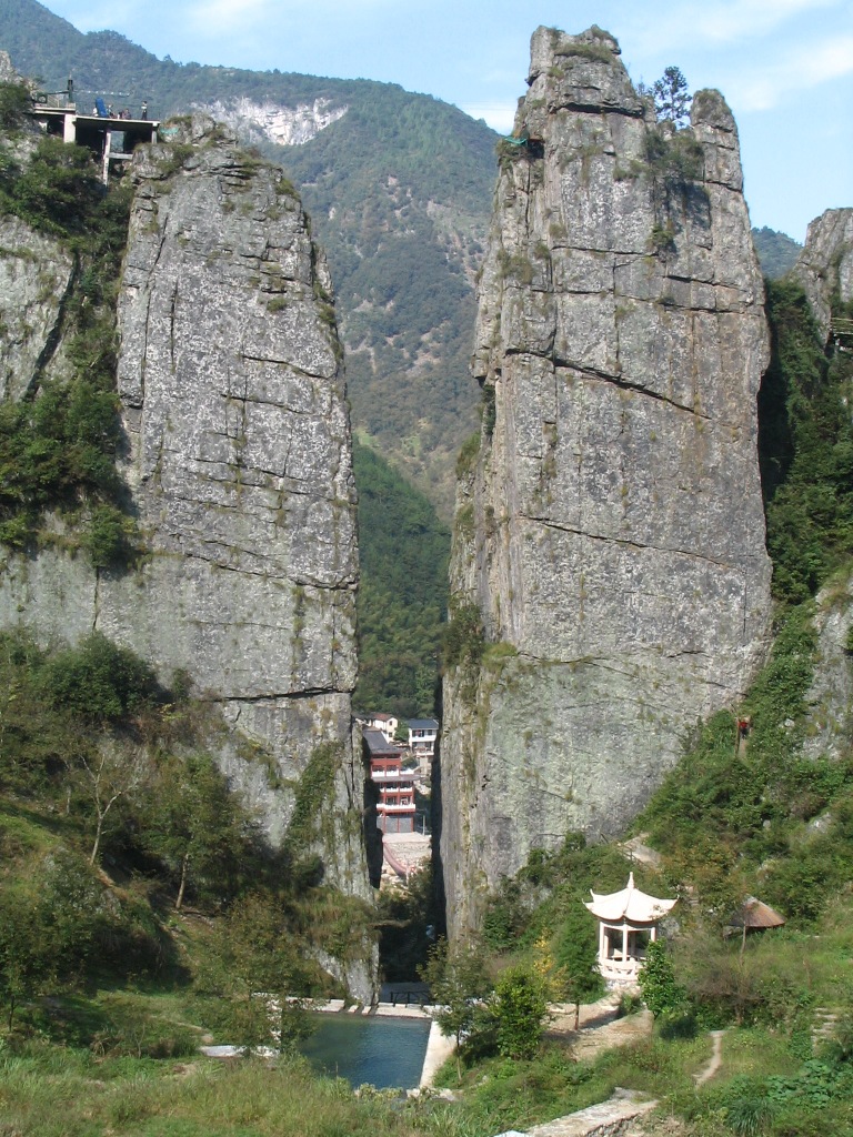  p data-id="gnwjuetkem">十门峡景区位于浙皖交界处, a target="