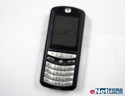 p>摩托罗拉e398采用了时下最流行的直板机身设计,在简约的机身中却不