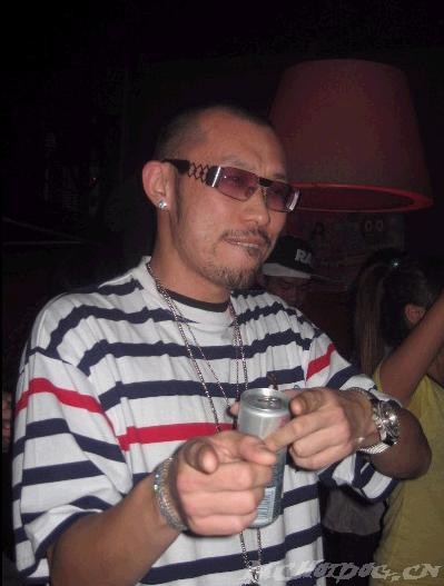  p>mc hotdog,本名 a>姚中仁 /a>,生于台湾台北,台湾男饶舌歌手,曾