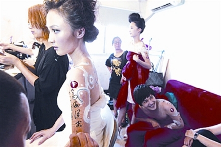 9月导演李少红为吸引观众,在预定播出的新版《红楼梦》中加入人体彩绘