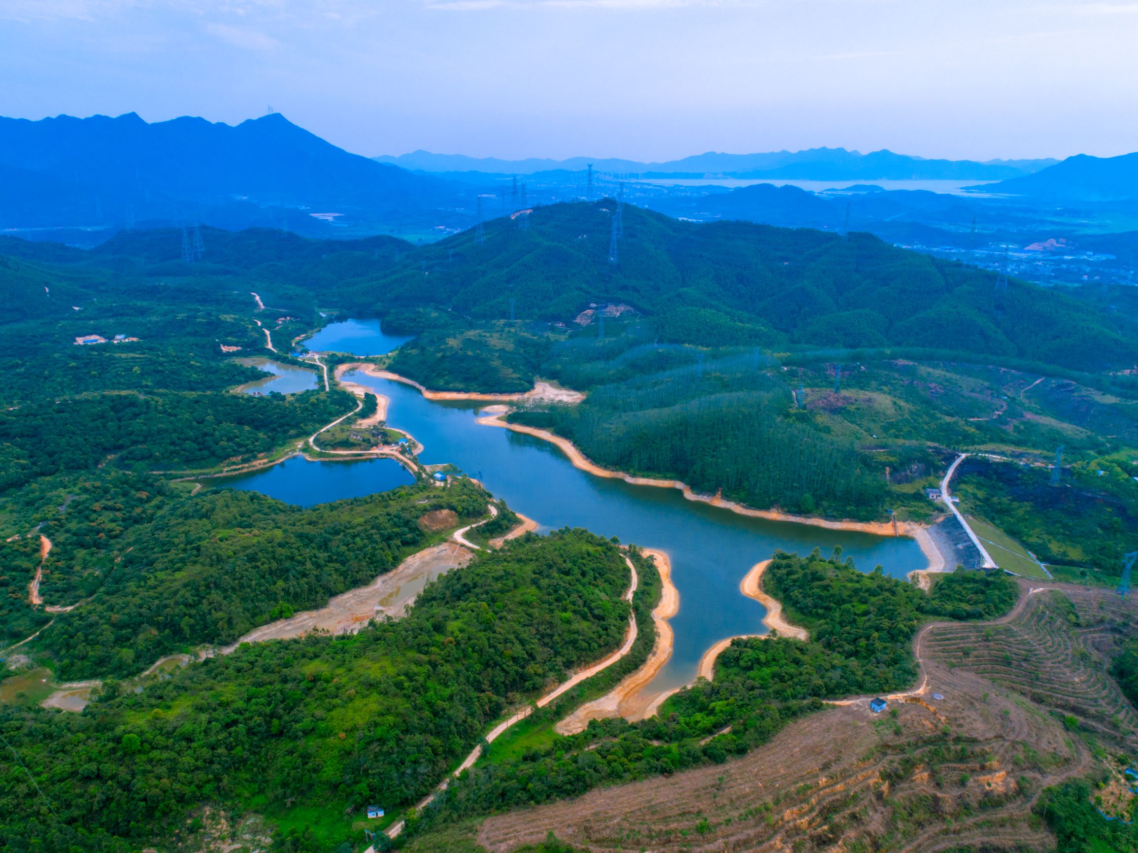  p>碧山村位于广东省惠州市惠东县城东南部,隶属惠东县平山街道管辖