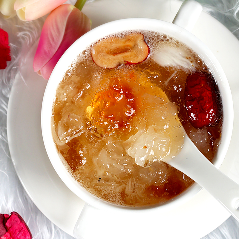  p>桃胶皂角米炖银耳是一道以桃胶,皂角米,银耳为主要食材,以冰糖,水