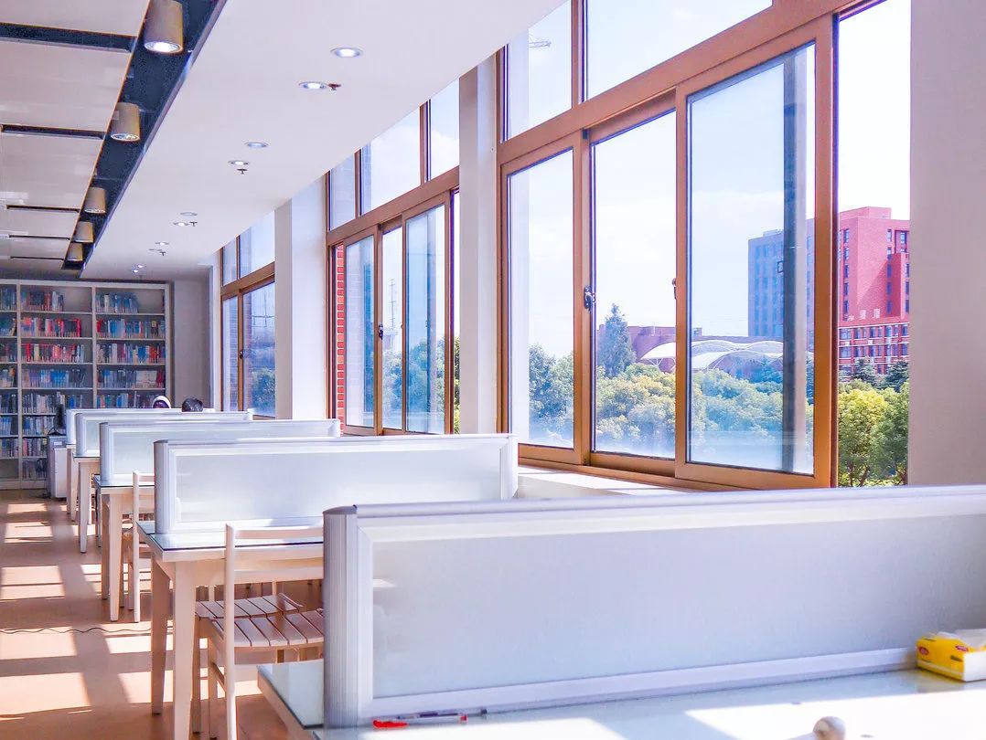 上海杉达学院