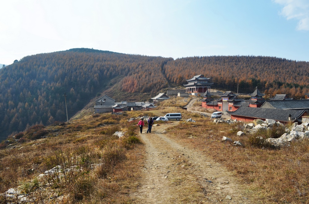  p>狐爷山,又名狐偃山,原名马鞍山,俗呼放马坪.