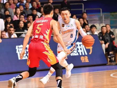 刘炜（新疆男篮主教练、前CBA球员、上海大鲨鱼篮球俱乐部球队领队）_百度百科