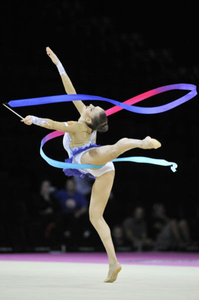 p>艺术体操(rhythmic gymnastics)是一项徒手或手持轻器械,在音乐
