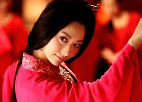 我们可以了解到她既是秦国庄襄王的夫人,秦国的王后;同时还是秦始皇的