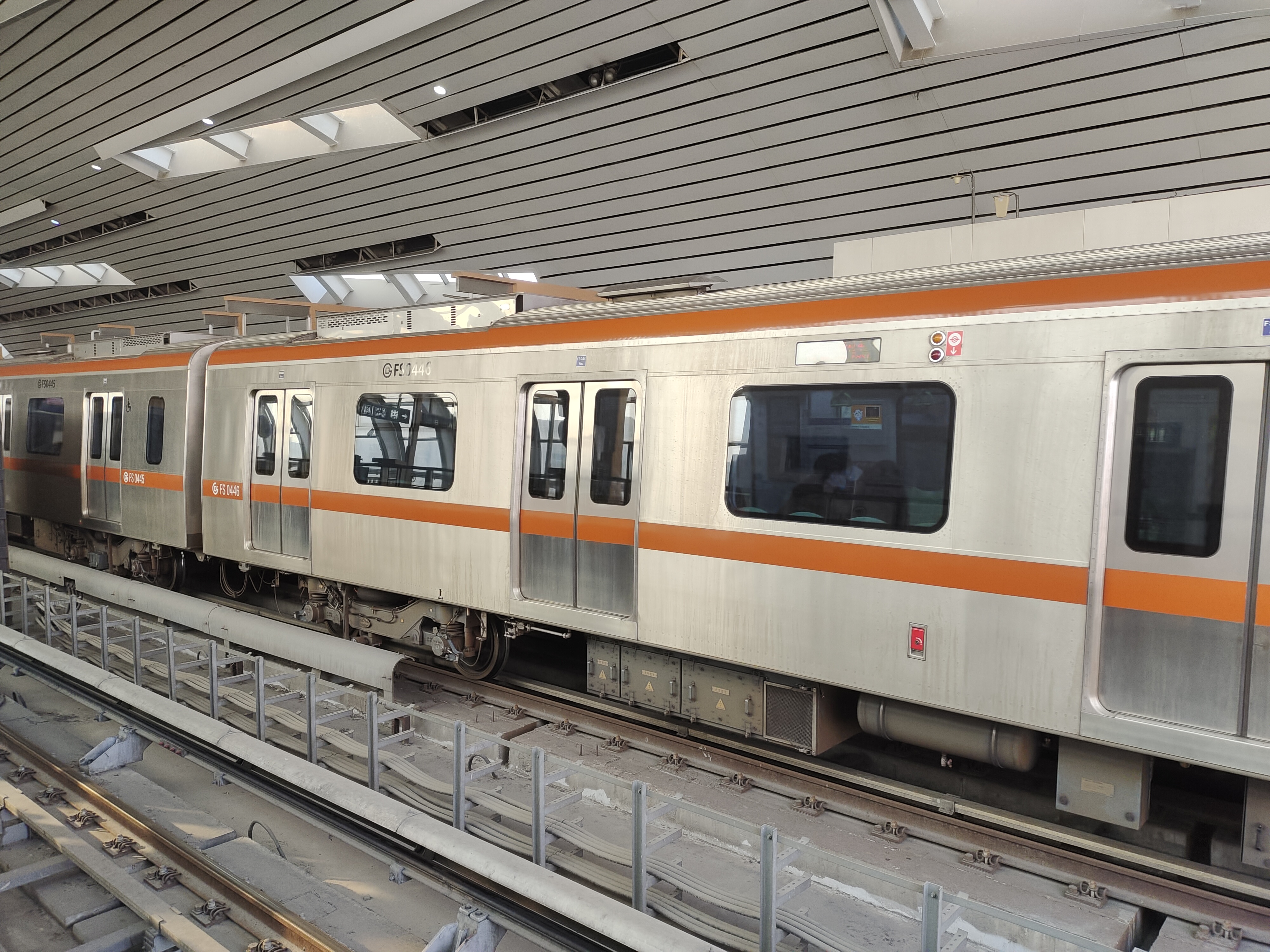 地铁房山线(beijing subway fangshan line),又称"北京地铁25号线",是