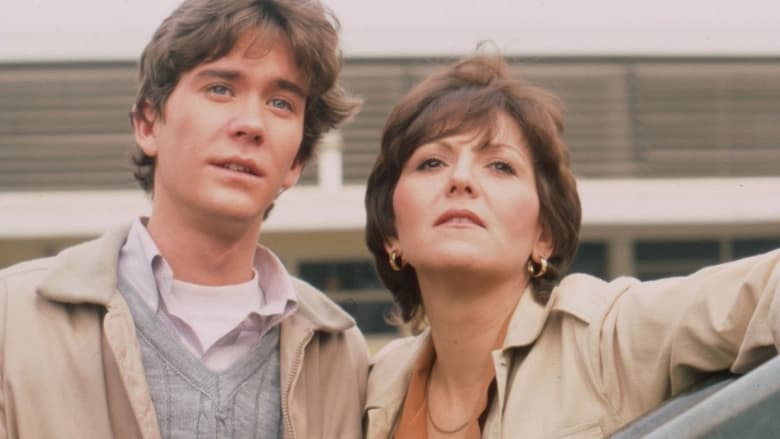 《归乡路漫漫》是罗伯特·马克威治执导,蒂莫西·赫顿,布伦达·瓦卡罗