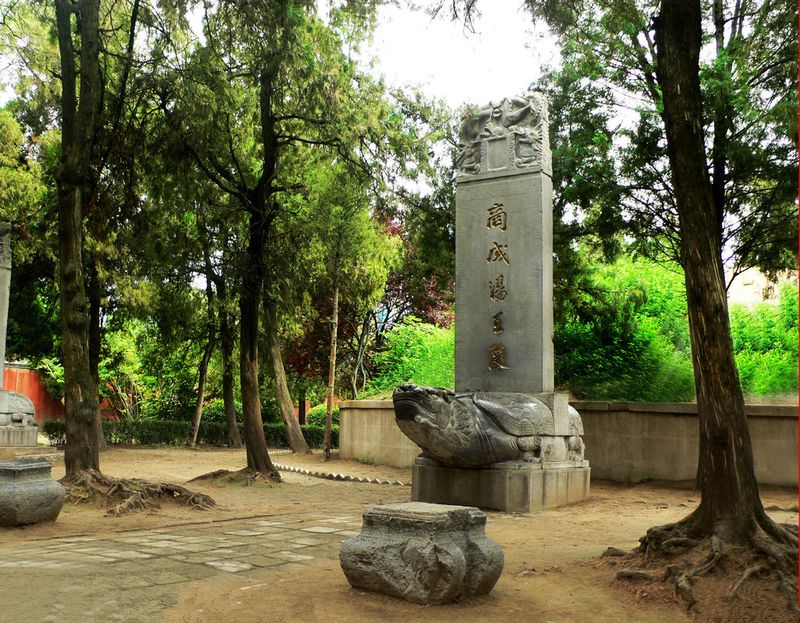  p>亳州汤王陵位于亳州市谯陵北路东侧,涡河北岸,是商汤王的衣冠冢,又