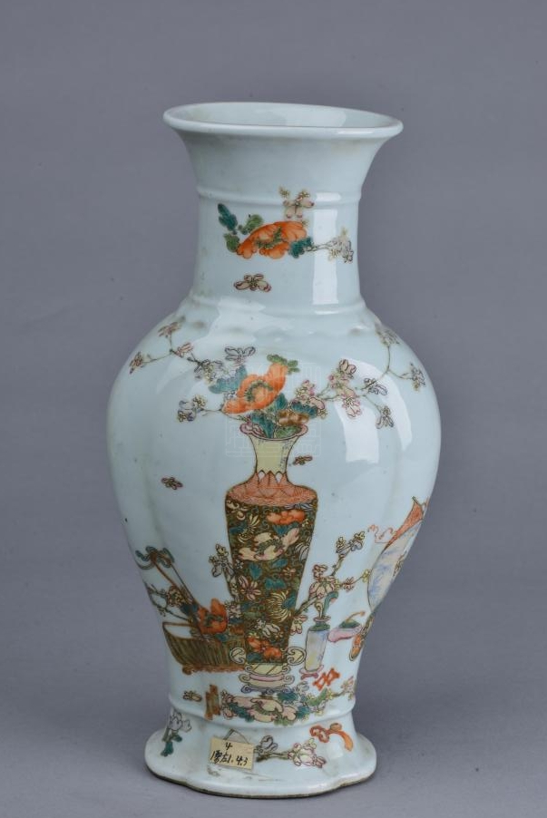 清乾隆款粉彩博古图海棠式瓷瓶