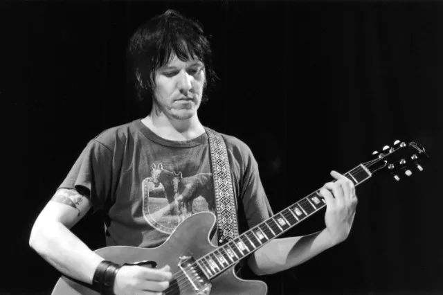  p data-id="gnvhghkarp">elliott smith,是一名歌手,于1969年8月6日