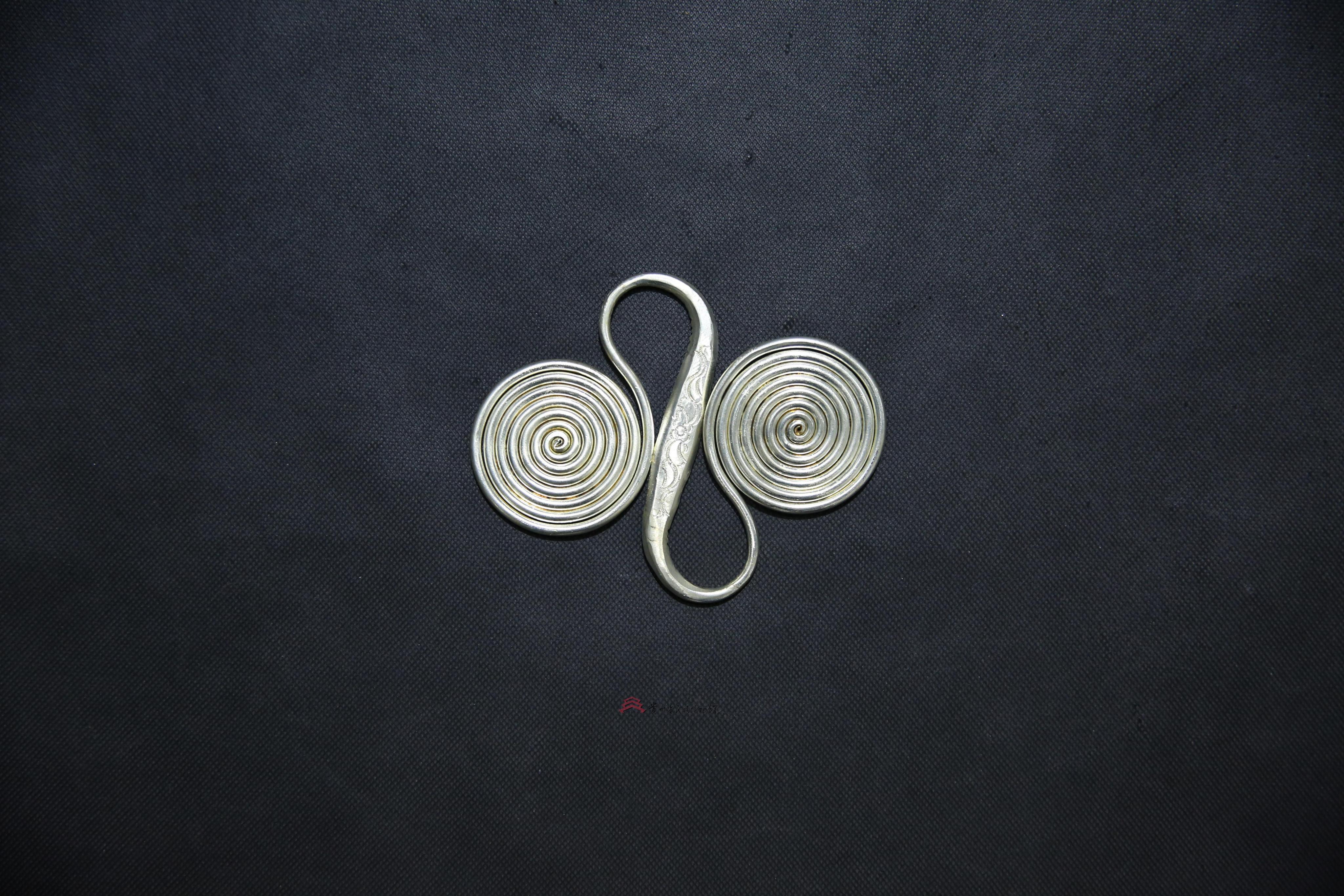 当代从江侗族仿银背扣