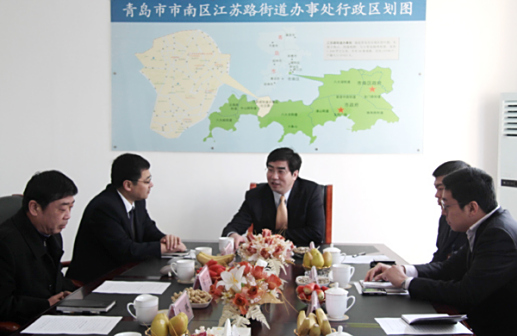 <p>区委副书记、区长万建忠到江苏路街道办事处调研