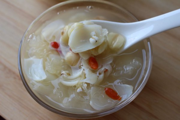  p>薏米百合美白汤是一道汤类菜品,主要食材是薏米,百合,调料为冰糖等