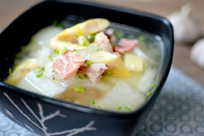 由老鸭,干扁尖,冬瓜,咸火腿等原料制作而成