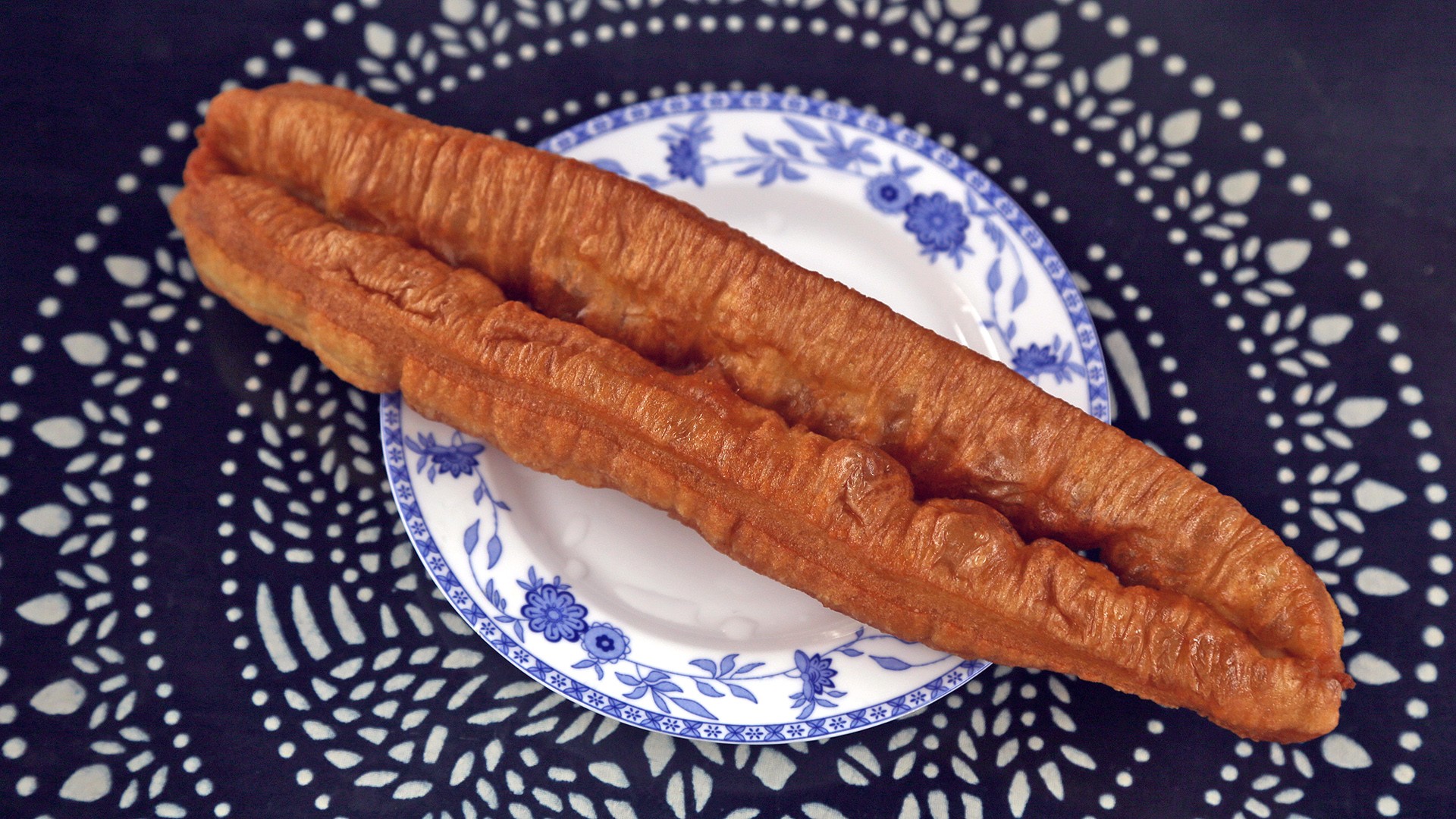  p>油条,又称馃子,是一种古老的汉族面食,长条形中空的 a target="