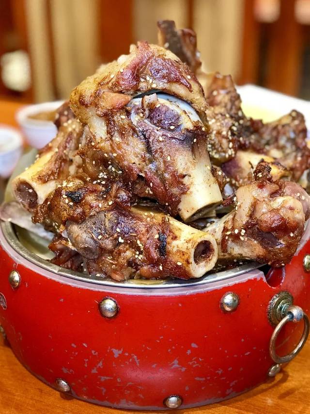  p>烤棒骨是一道食品,主料是 a target="_blank" href="/item/猪大