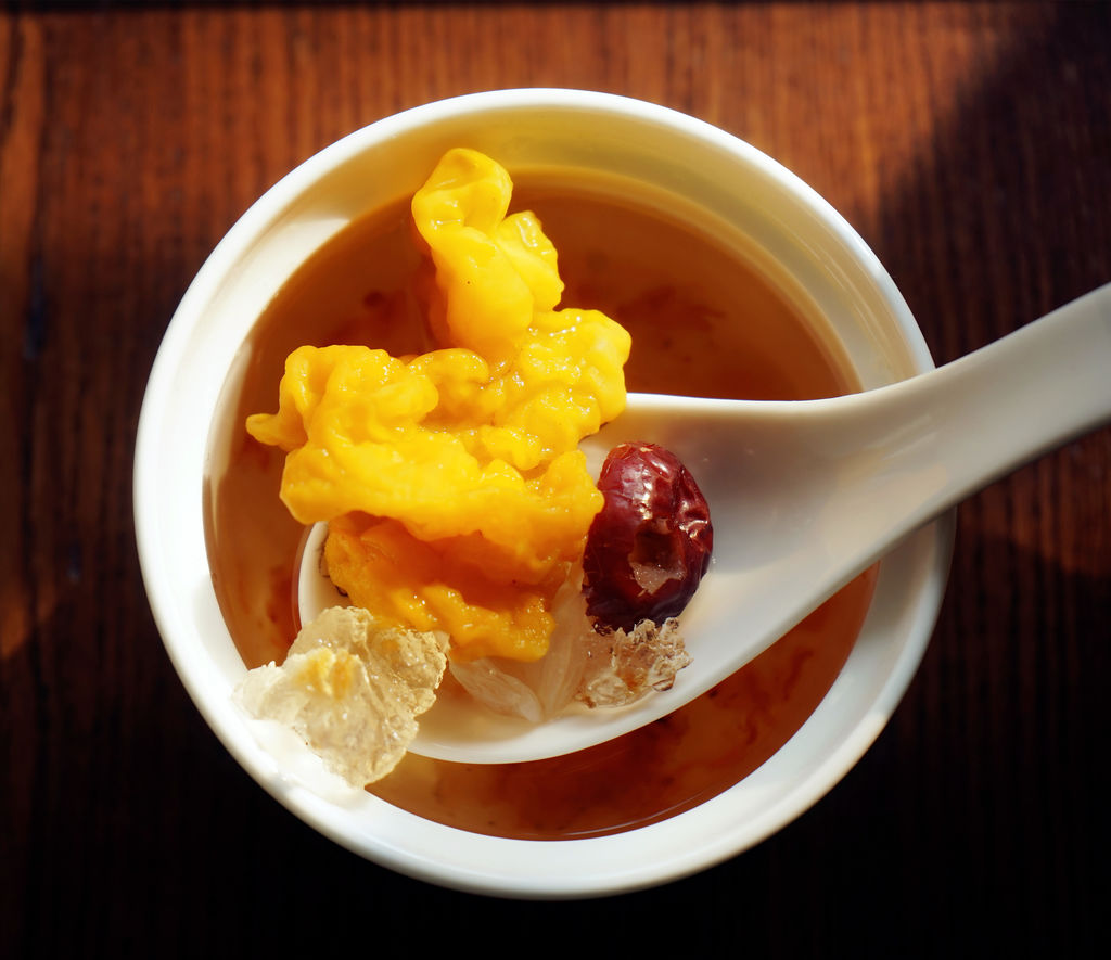  p data-id="go0nmyo089">橙盅炖金耳是一道