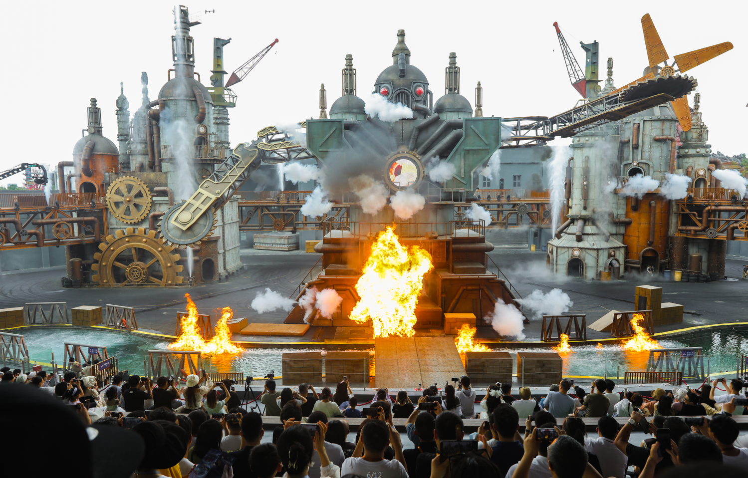 是一部全球首创"蒸汽朋克机械"实景特技秀,由襄阳华侨城出品,华侨城