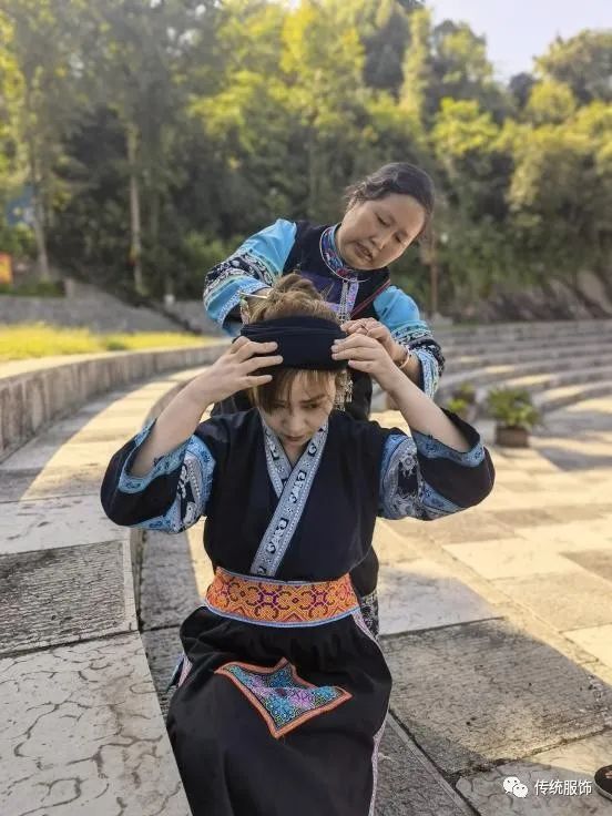 中国民族服装史上难得的活化石——仡佬族服饰研究_百科TA说