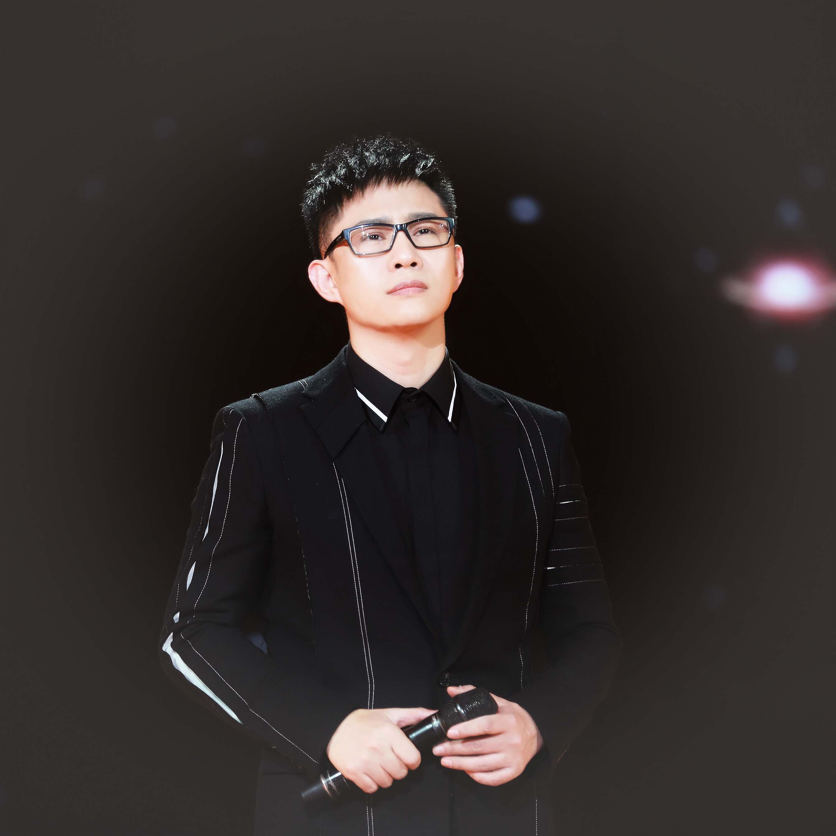 本名王卓实,11月14日出生于中国吉林省吉林市,中国内地流行男歌手