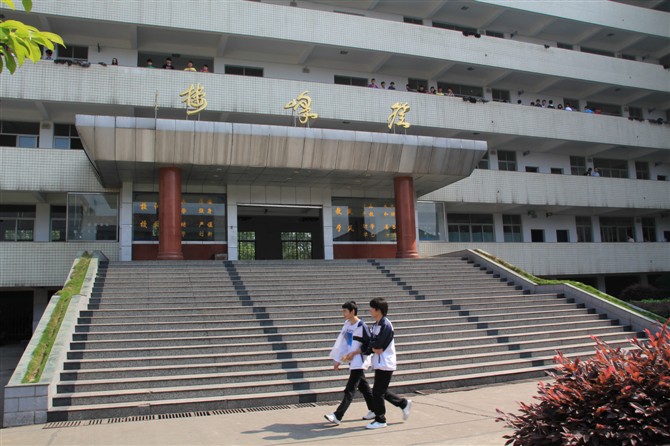  p>临澧县第二中学,简称临澧二中,始建于1956年9月,办学渊源可上溯至